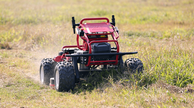 Az R150 traktor fűnyírás közben